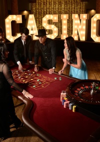 Casinos a Grand Forks, Dakota del Nord, boxa de casino en viu, vestit vermell eva green casino royale